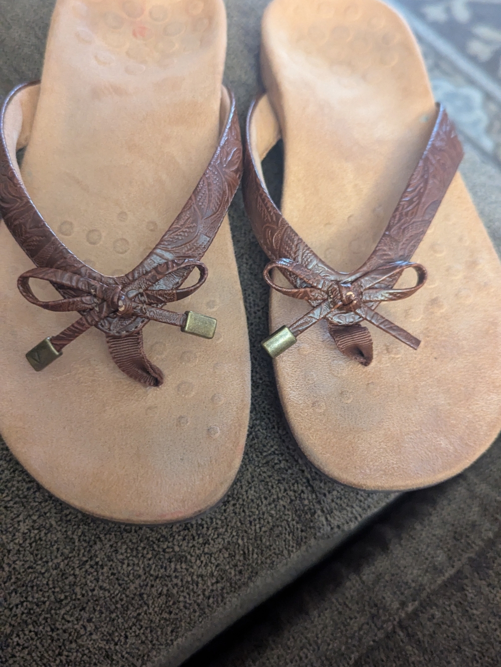 Vionic Brown Bow Thong Sandals for Women